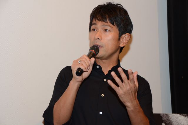 江口洋介、辰吉丈一郎に花束を贈呈！フォトギャラリー（10枚目）