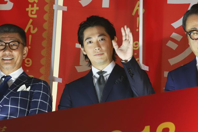 中井貴一、ディーン・フジオカ、小池栄子ら西武新宿ペペ前で『記憶にございません！』演説：フォトギャラリー