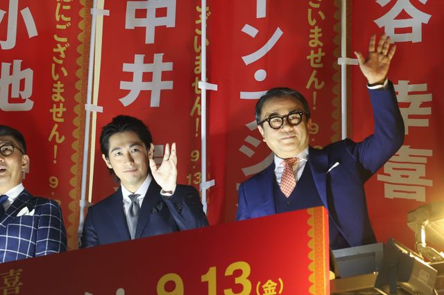 中井貴一、ディーン・フジオカ、小池栄子ら西武新宿ペペ前で『記憶にございません！』演説（3枚目）