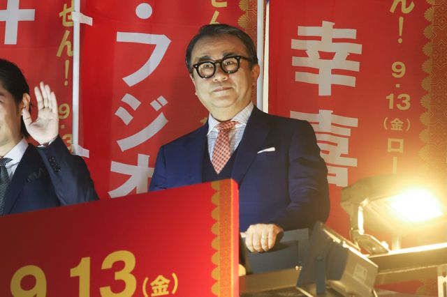 中井貴一、ディーン・フジオカ、小池栄子ら西武新宿ペペ前で『記憶にございません！』演説（4枚目）