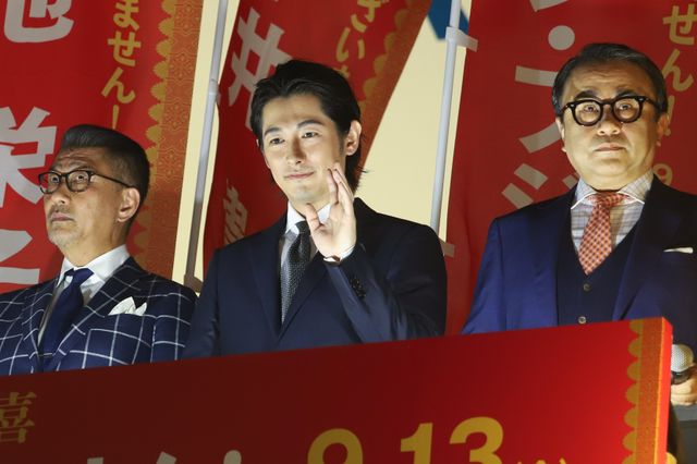 中井貴一、ディーン・フジオカ、小池栄子ら西武新宿ペペ前で『記憶にございません！』演説（5枚目）