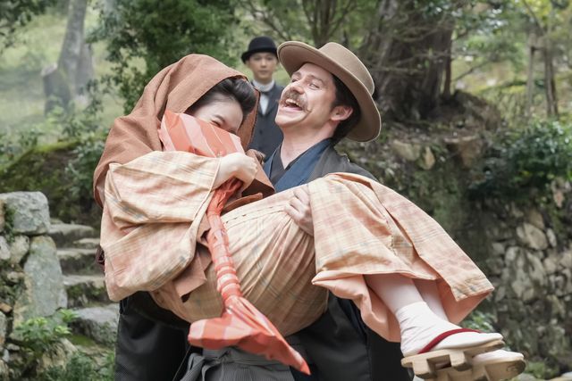 ヘブン（トミー・バストウ）がトキ（高石あかり）をお姫様だっこして…朝ドラ「ばけばけ」第86回の場面写真：フォトギャラリー