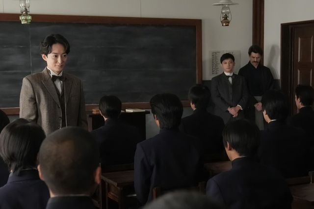 ヘブン（トミー・バストウ）がトキ（高石あかり）をお姫様だっこして…朝ドラ「ばけばけ」第86回の場面写真（4枚目）