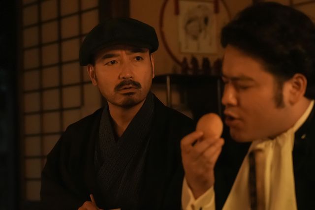 ヘブン（トミー・バストウ）がトキ（高石あかり）をお姫様だっこして…朝ドラ「ばけばけ」第86回の場面写真（5枚目）