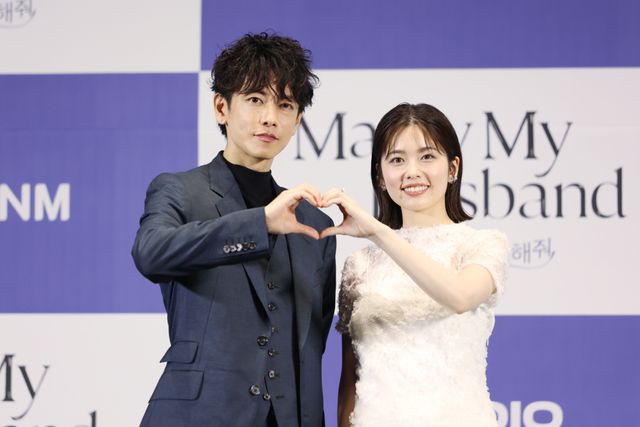 佐藤健、小芝風花をエスコート！ソウルで開催「私の夫と結婚して」制作発表会：フォトギャラリー