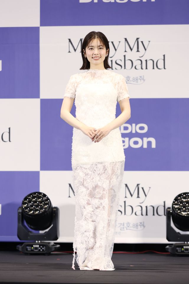 佐藤健、小芝風花をエスコート！ソウルで開催「私の夫と結婚して」制作発表会（3枚目）
