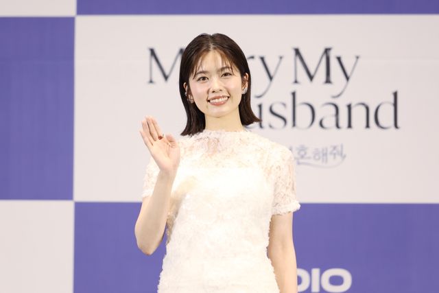 佐藤健、小芝風花をエスコート！ソウルで開催「私の夫と結婚して」制作発表会（5枚目）