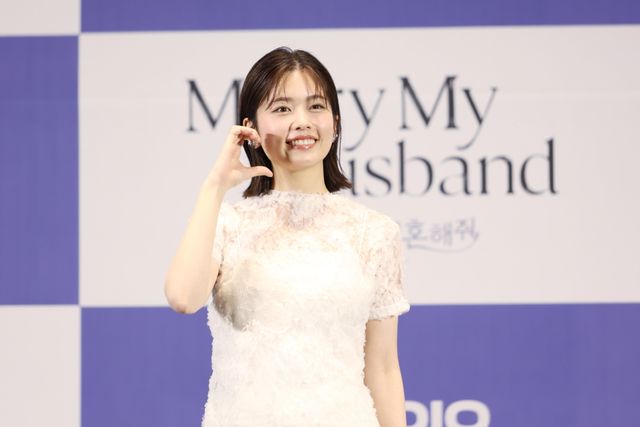 佐藤健、小芝風花をエスコート！ソウルで開催「私の夫と結婚して」制作発表会（6枚目）