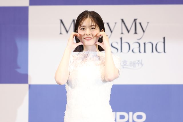 佐藤健、小芝風花をエスコート！ソウルで開催「私の夫と結婚して」制作発表会（10枚目）