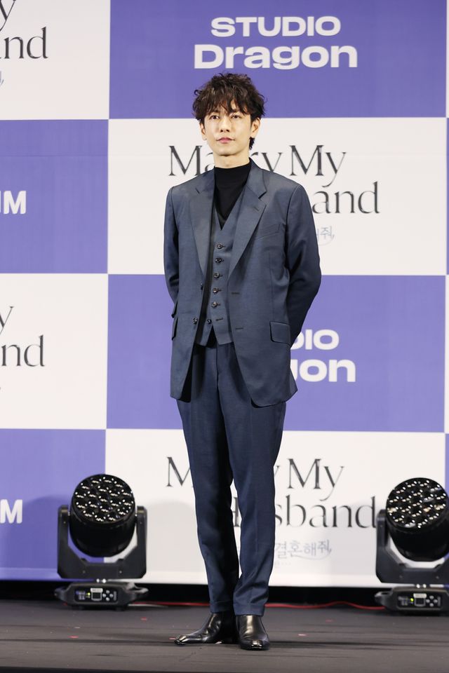 佐藤健、小芝風花をエスコート！ソウルで開催「私の夫と結婚して」制作発表会（14枚目）