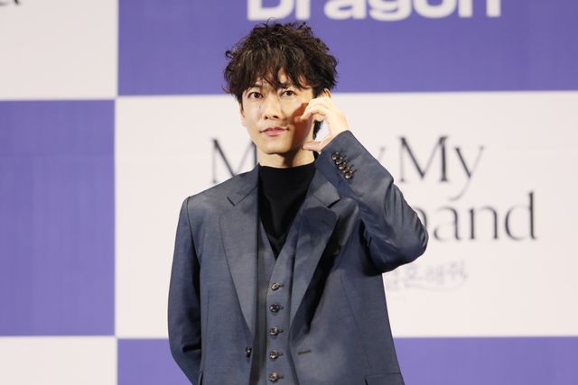 佐藤健、小芝風花をエスコート！ソウルで開催「私の夫と結婚して」制作発表会（20枚目）