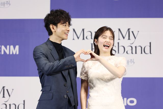 佐藤健、小芝風花をエスコート！ソウルで開催「私の夫と結婚して」制作発表会（23枚目）