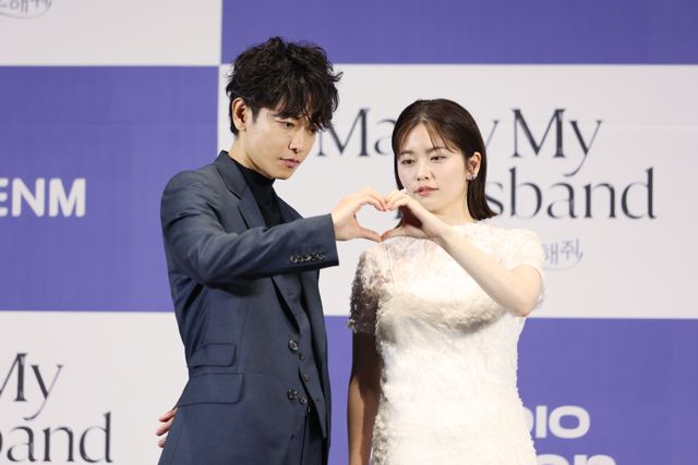 佐藤健、小芝風花をエスコート！ソウルで開催「私の夫と結婚して」制作発表会（24枚目）