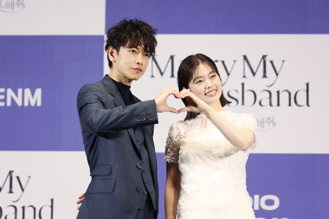 佐藤健、小芝風花をエスコート！ソウルで開催「私の夫と結婚して」制作発表会（25枚目）