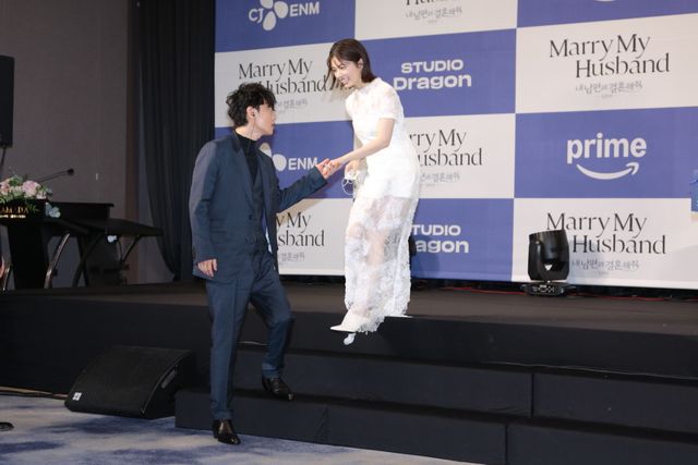 佐藤健、小芝風花をエスコート！ソウルで開催「私の夫と結婚して」制作発表会（40枚目）