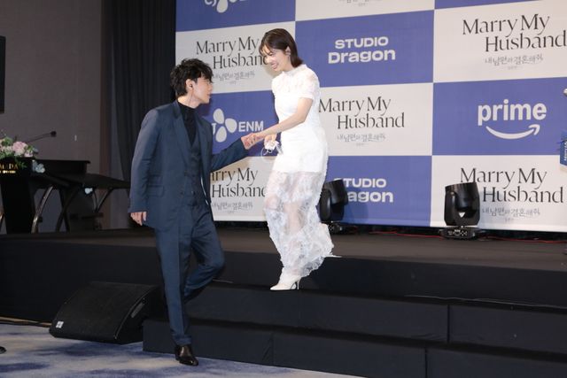 佐藤健、小芝風花をエスコート！ソウルで開催「私の夫と結婚して」制作発表会（41枚目）