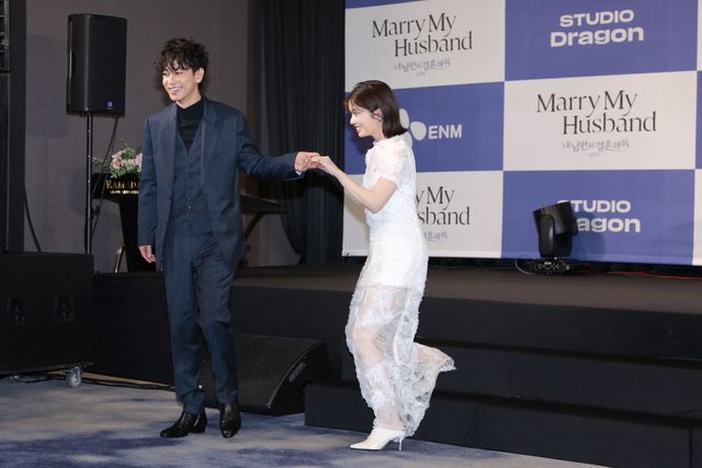 佐藤健、小芝風花をエスコート！ソウルで開催「私の夫と結婚して」制作発表会（42枚目）