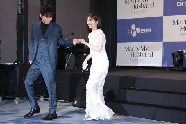佐藤健、小芝風花をエスコート！ソウルで開催「私の夫と結婚して」制作発表会（43枚目）