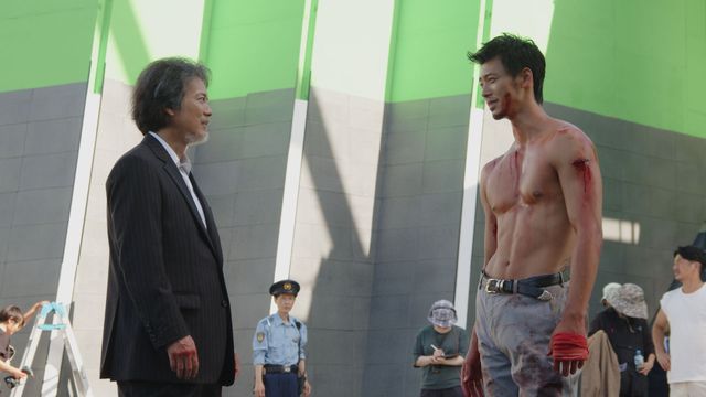 渋谷すばる、完全再現の神室町に圧倒される！「龍が如く～Beyond the Game～」メイキング写真（6枚目）