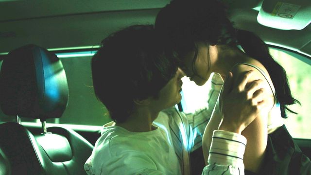 魔性の男・凍也(塩野瑛久)と、翻弄されるあやめ(麻生久美子)