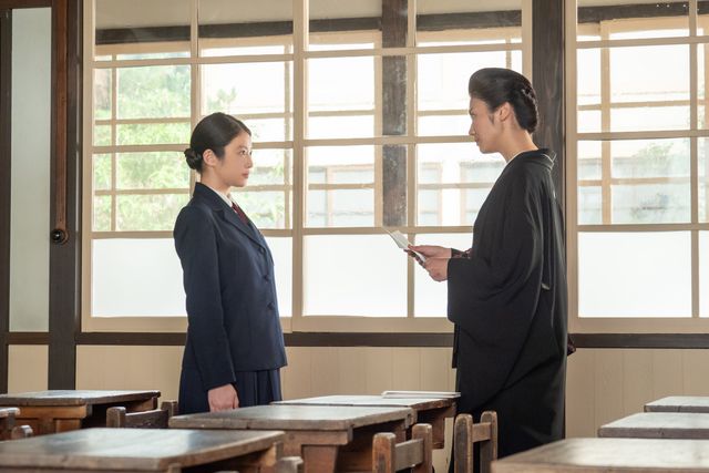 「柳井嵩子」が偽名と指摘されるのぶ（今田美桜）…「あんぱん」第7週「海と涙と私と」第35回（4枚目）