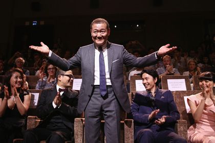 ベネチアで拍手を受ける『地獄でなぜ悪い』のキャストと監督 - 左から神楽坂恵、園子温監督、國村隼、長谷川博己、二階堂ふみ