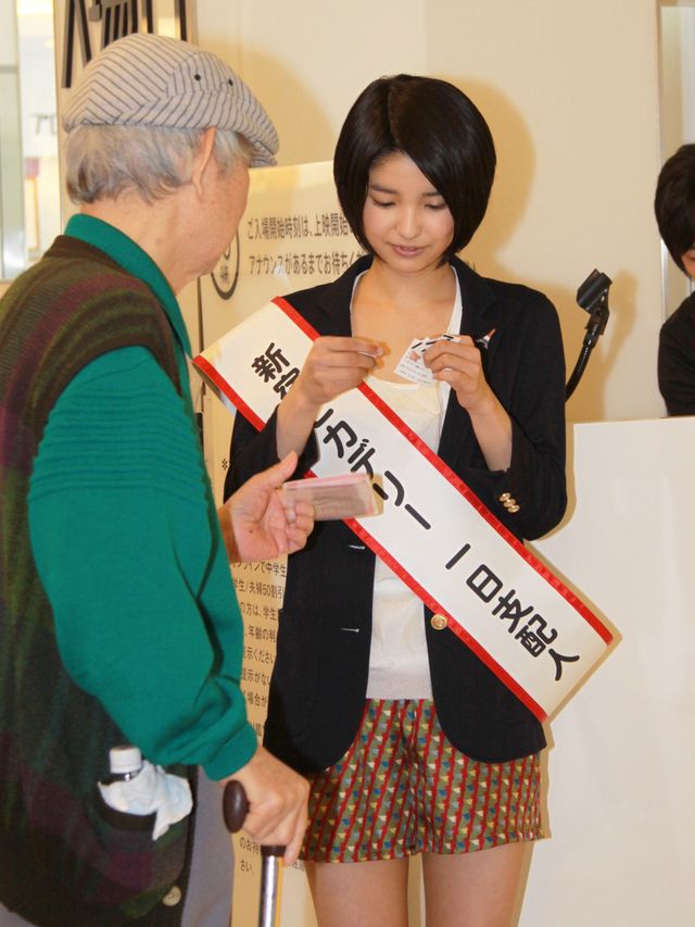 三根梓がチケットをもぎもぎ！1日支配人写真ギャラリー（10枚目）