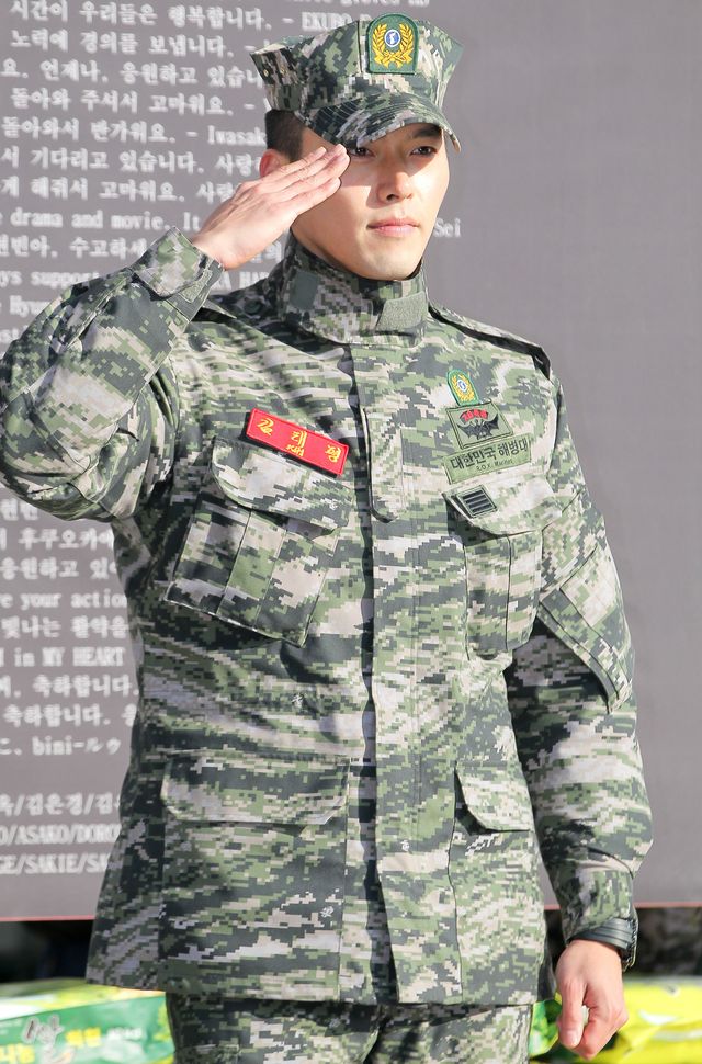 ヒョンビン、除隊　零下11度の酷寒も約500人の日中韓ファン殺到＜韓国JPICTURES＞：フォトギャラリー