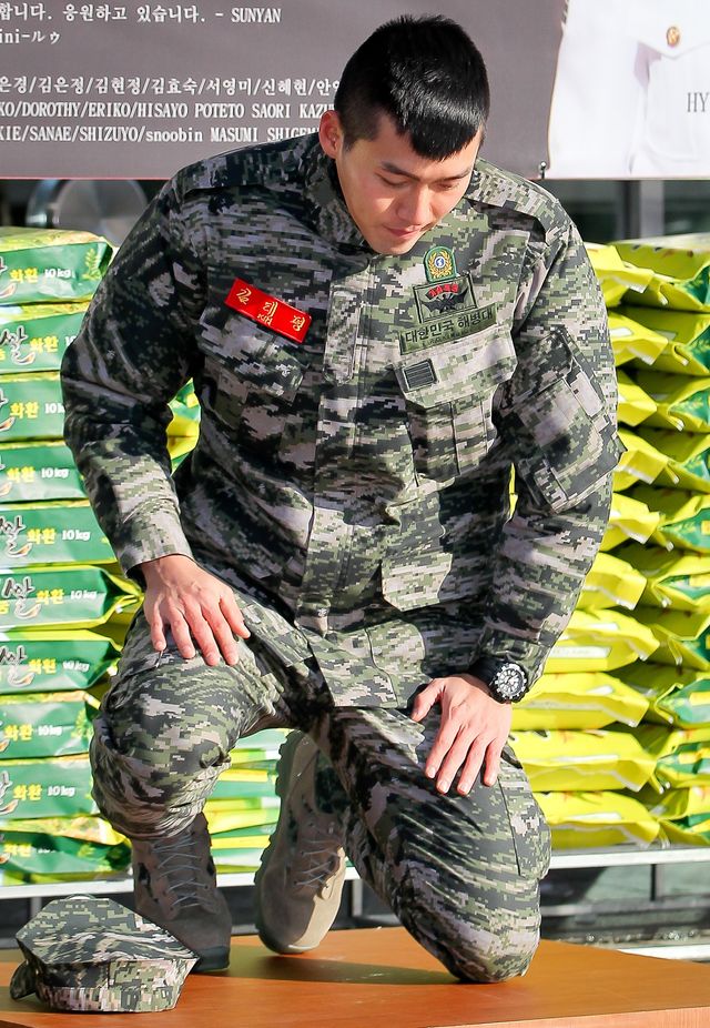 ヒョンビン、除隊　零下11度の酷寒も約500人の日中韓ファン殺到＜韓国JPICTURES＞（3枚目）