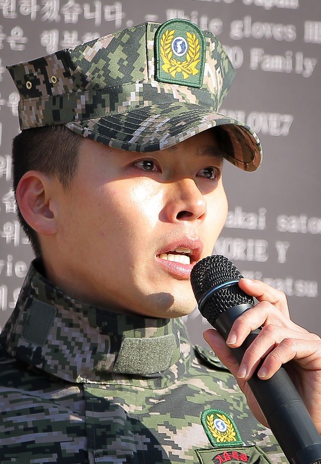 ヒョンビン、除隊　零下11度の酷寒も約500人の日中韓ファン殺到＜韓国JPICTURES＞（4枚目）