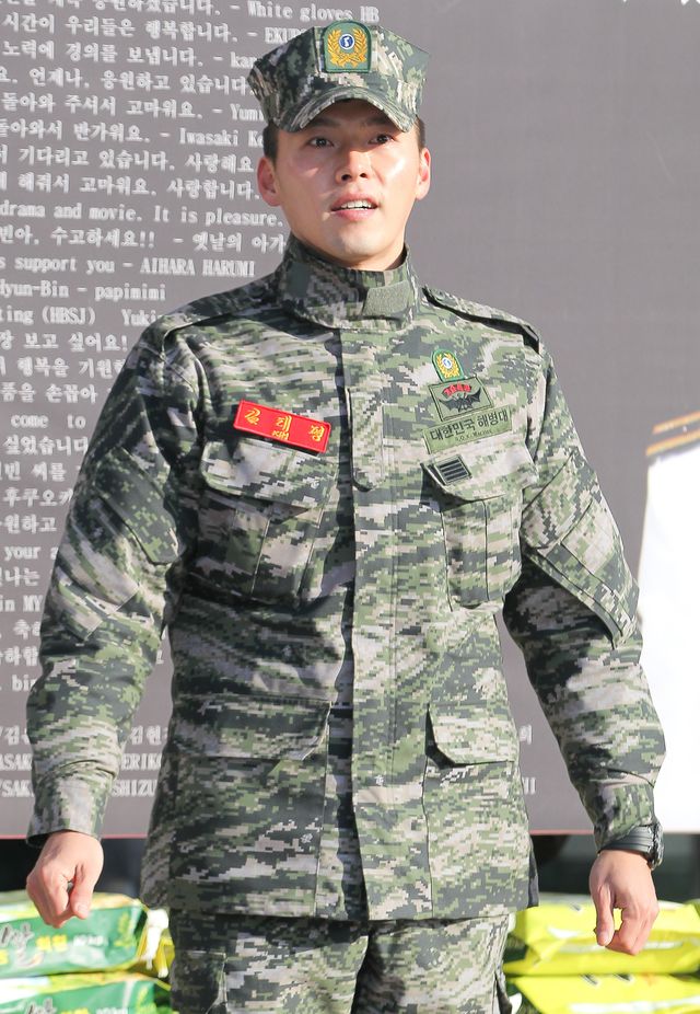 ヒョンビン、除隊　零下11度の酷寒も約500人の日中韓ファン殺到＜韓国JPICTURES＞（5枚目）