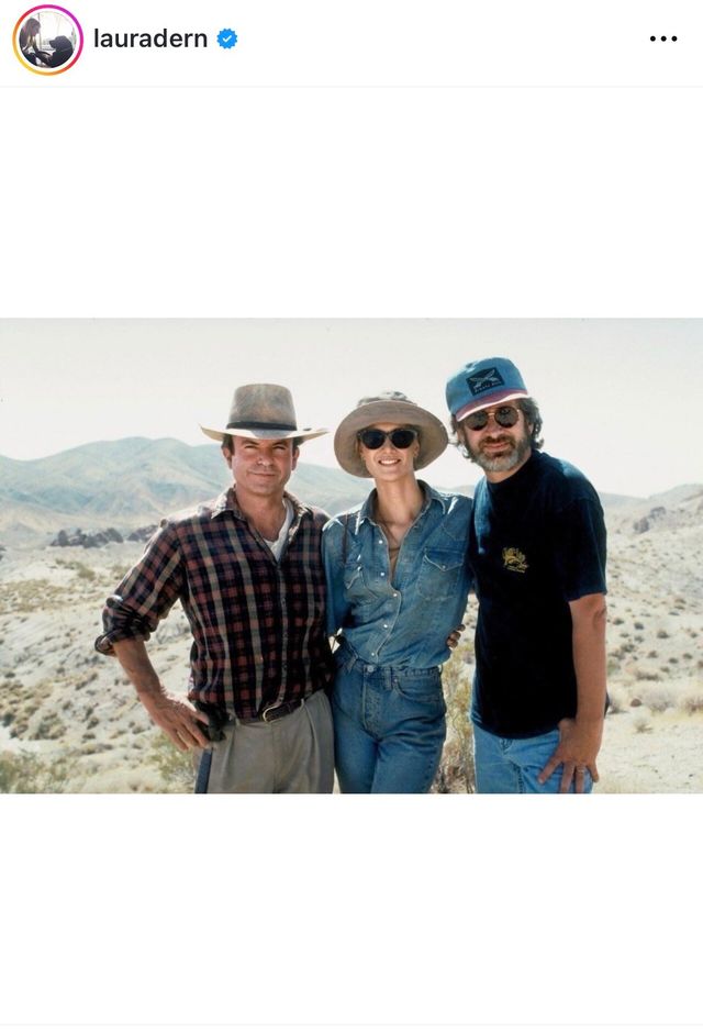撮影現場でのサム・ニールさん、ローラ・ダーンさん、スティーヴン・スピルバーグ監督 - 画像はローラさんのInstagramのスクリーンショット