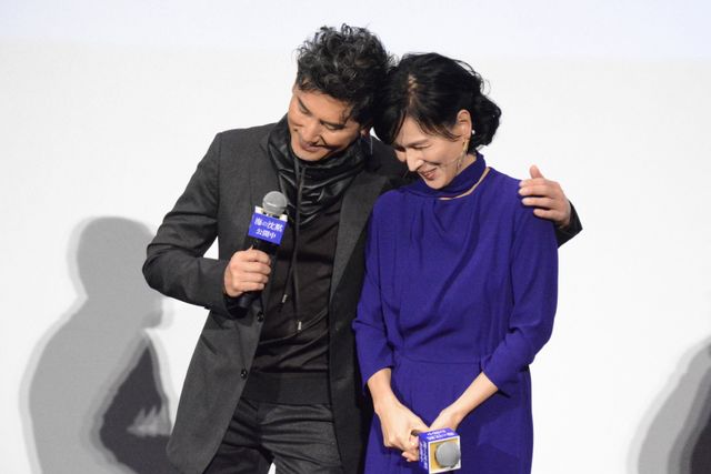 本木雅弘が清水美砂の肩を抱いて感謝…映画『海の沈黙』公開記念舞台あいさつ：フォトギャラリー