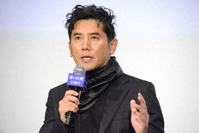 本木雅弘が清水美砂の肩を抱いて感謝…映画『海の沈黙』公開記念舞台あいさつ（2枚目）