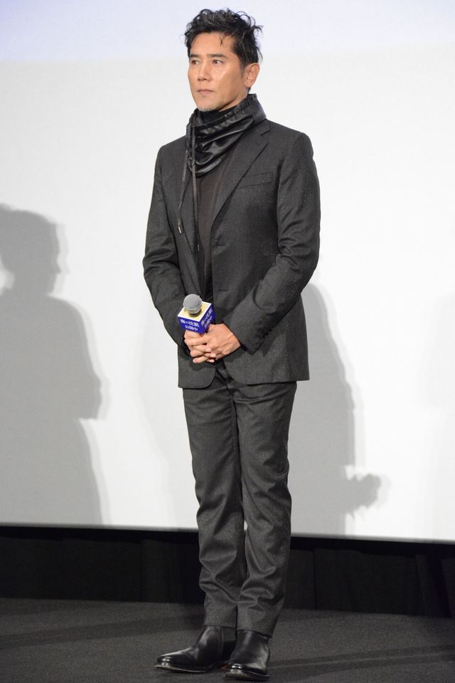 本木雅弘が清水美砂の肩を抱いて感謝…映画『海の沈黙』公開記念舞台あいさつ（4枚目）