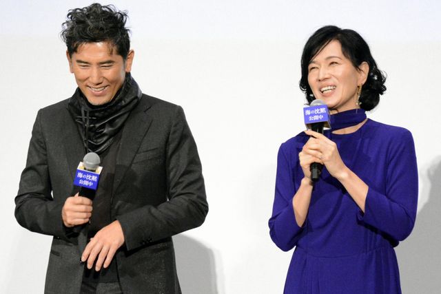 本木雅弘が清水美砂の肩を抱いて感謝…映画『海の沈黙』公開記念舞台あいさつ（6枚目）