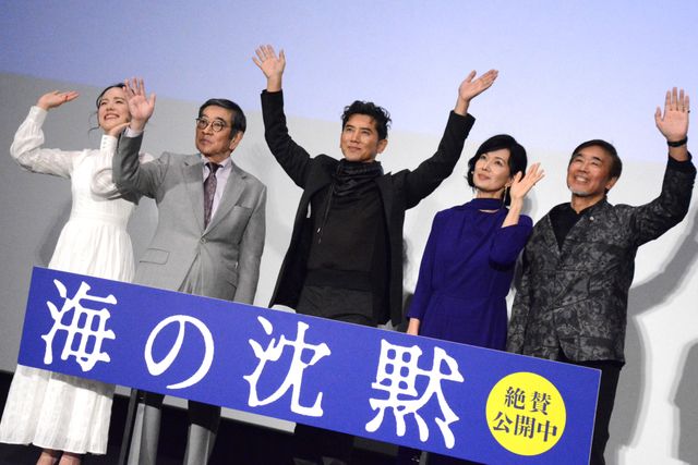 本木雅弘が清水美砂の肩を抱いて感謝…映画『海の沈黙』公開記念舞台あいさつ（7枚目）