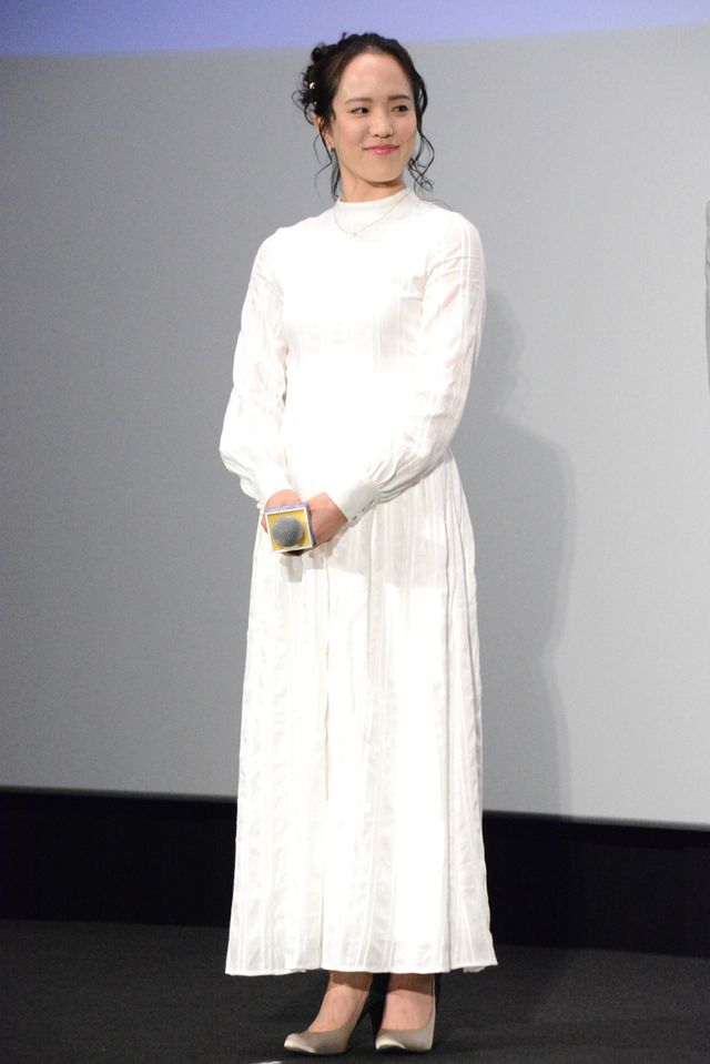 本木雅弘が清水美砂の肩を抱いて感謝…映画『海の沈黙』公開記念舞台あいさつ（8枚目）