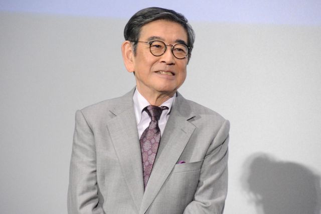 本木雅弘が清水美砂の肩を抱いて感謝…映画『海の沈黙』公開記念舞台あいさつ（9枚目）