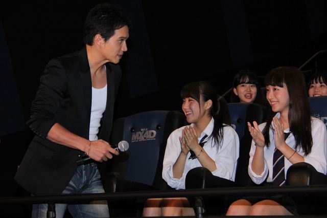 市原隼人＆三池崇史監督が隣の席に…！『極道大戦争』MX4D版完成披露試写会フォトギャラリー（2枚目）