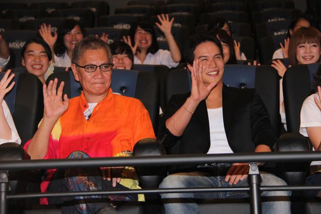 市原隼人＆三池崇史監督が隣の席に…！『極道大戦争』MX4D版完成披露試写会フォトギャラリー（10枚目）