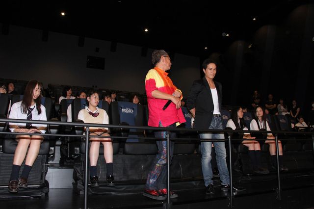 市原隼人＆三池崇史監督が隣の席に…！『極道大戦争』MX4D版完成披露試写会フォトギャラリー（11枚目）