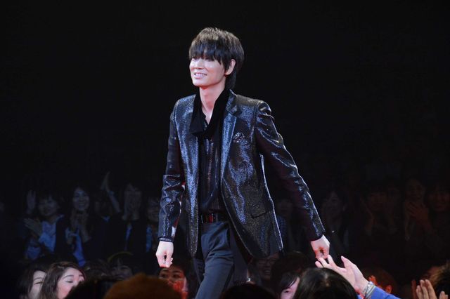 綾野剛、1,000人の拍手を浴びて登場！：フォトギャラリー