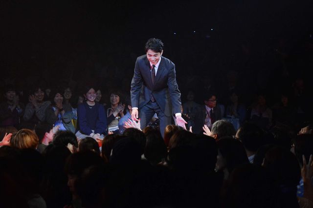 綾野剛、1,000人の拍手を浴びて登場！（5枚目）