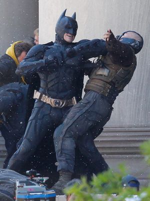 「なあ、ベイン。デモって、こんな感じかな」「痛い、痛いよ、バットマン！」-『ダークナイト ライジング』ピッツバーグでの撮影風景
