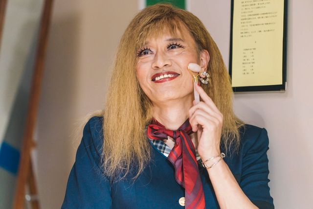 遠藤憲一演じるヤンキーOLの笑顔！映画『地獄の花園』場面カット：フォトギャラリー