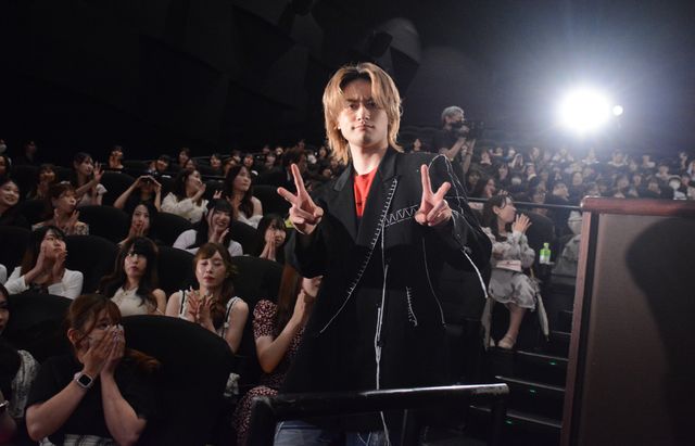 Snow Man向井康二サプライズ登場に熱狂！Aぇ! group＆西村拓哉と『映画　おそ松さん　人類クズ化計画!!!!!?』舞台挨拶（3枚目）