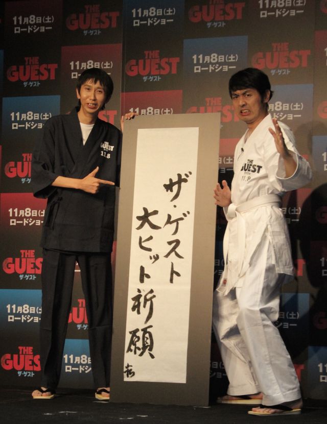 映画『ザ・ゲスト』公開記念イベントに登場したアンガールズの田中卓志（右）と山根良顕（左）