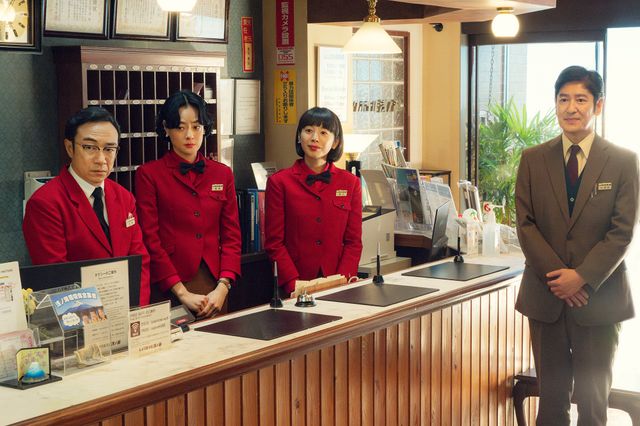 5話より高橋（角田晃広）、清美（市川実日子）、由美（夏帆）、支配人・奥田（田中直樹）