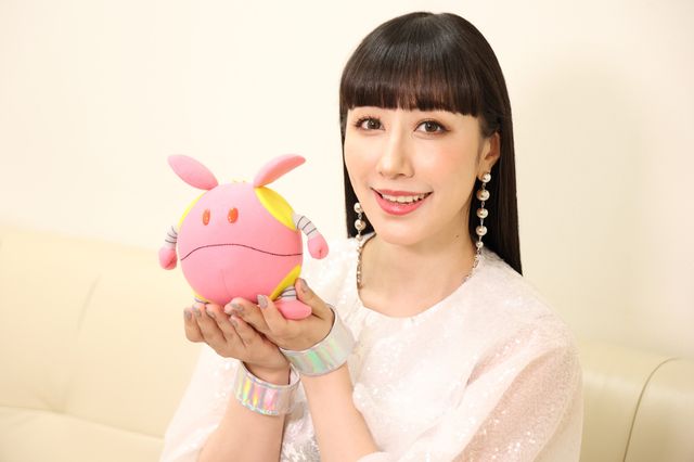 玉置成実＆ハロの2ショット！『機動戦士ガンダムSEED FREEDOM』インタビュー撮り下ろしカット：フォトギャラリー